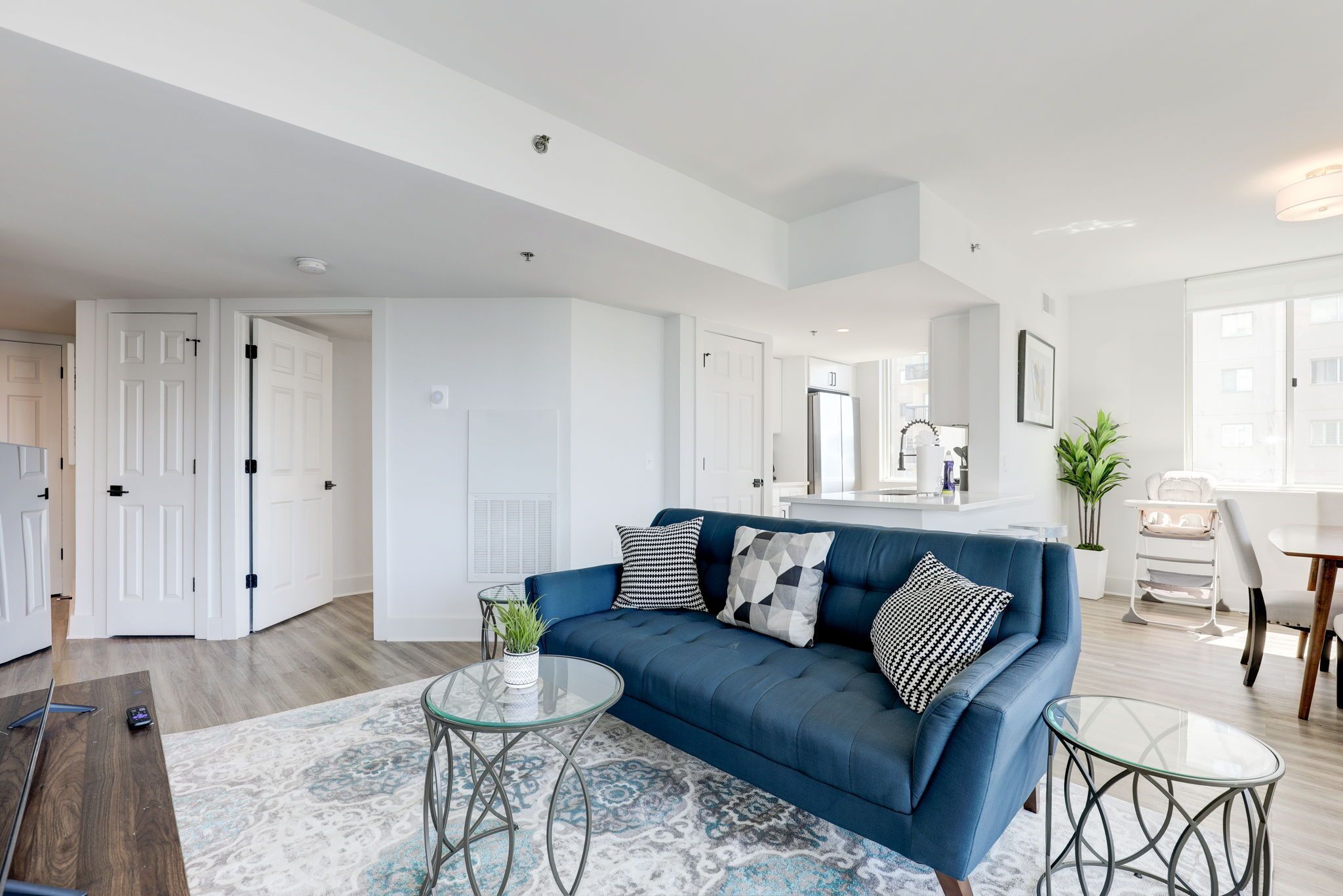 Deluxe Apartment, City View | Living area