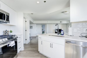 Apartament Comfort, vistes a la ciutat | Cuina privada | Frigorífic, microones, forn i placa de cuina