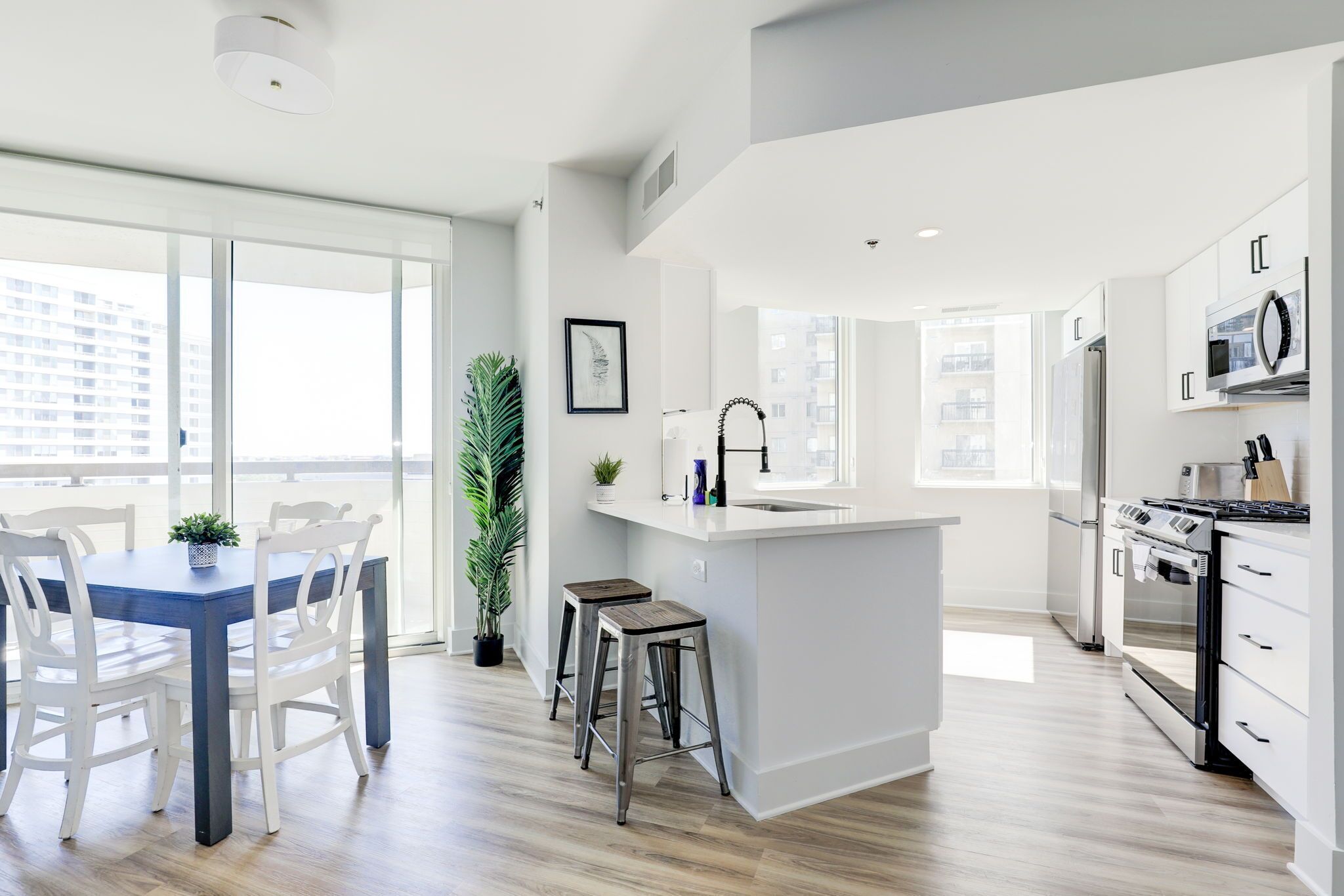 Apartament Comfort, vistes a la ciutat | Zona de menjador de l'habitació