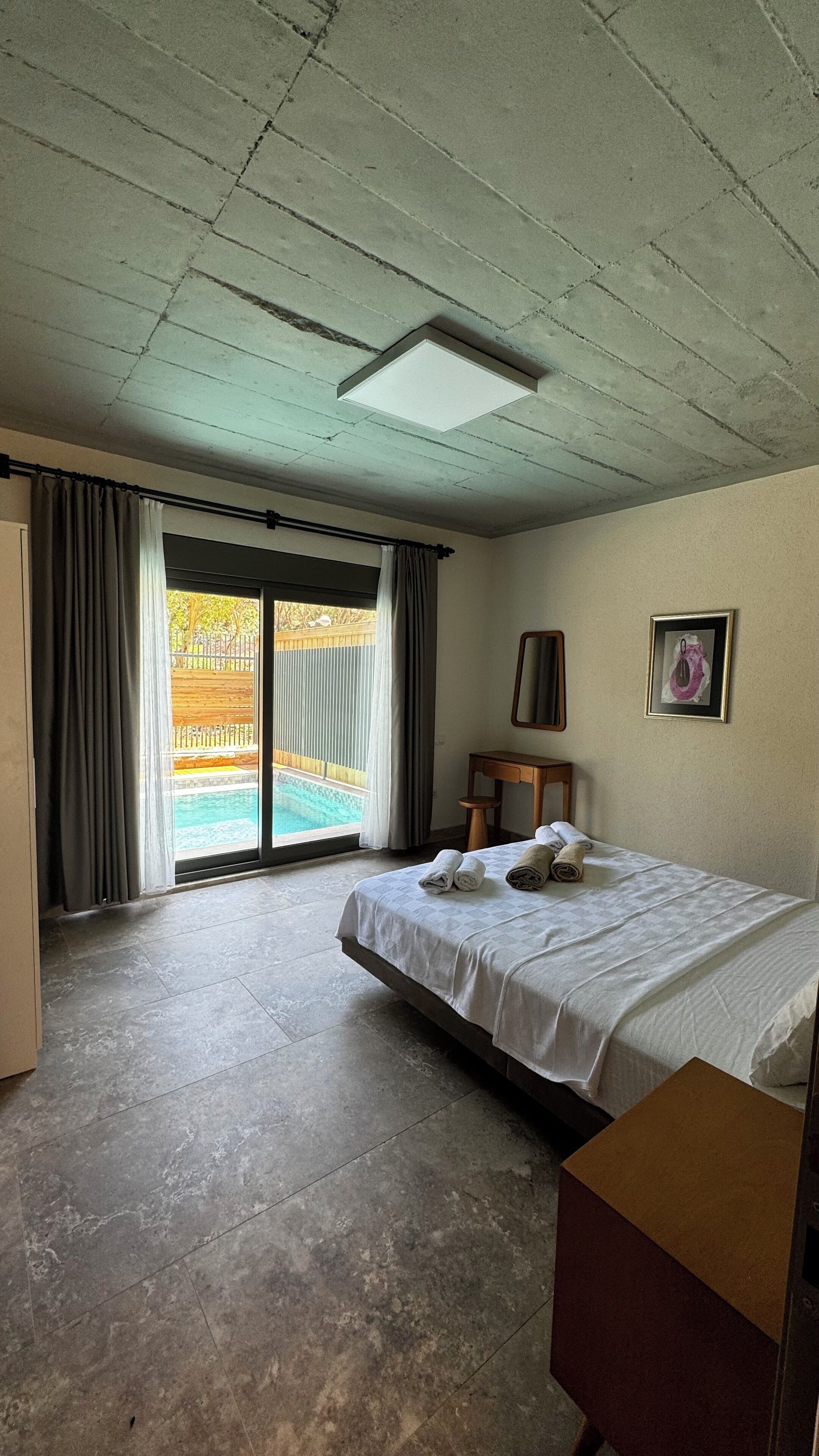 1 habitación, escritorio y espacio para trabajar con laptop 