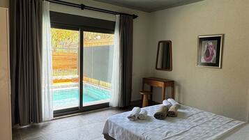 1 habitación, escritorio y espacio para trabajar con laptop