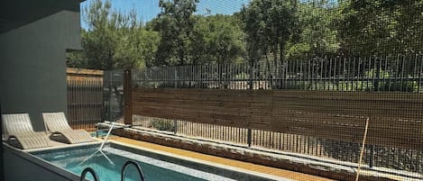 Appartement Luxe, piscine privée, vue jardin | Terrasse/Patio