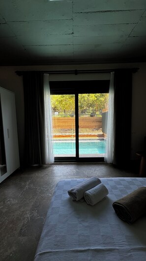 ลักซ์ชัวรี่อพาร์ทเมนท์, สระว่ายน้ำส่วนตัว, วิวสวน | 1 ห้องนอน, โต๊ะทำงาน, พื้นที่ทำงานแบบใช้แล็ปท็อป, ผ้าม่านกันแสง