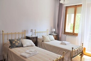 Room - LARGE & QUIET, Free parking, near city center (Firenze)