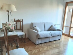Living area - LARGE & QUIET, Free parking, near city center (Firenze)