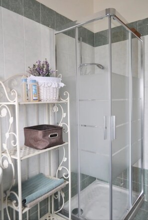 Dusche, Haartrockner, Bidet, Handtücher