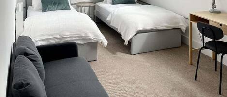 1 habitación, escritorio, tabla de planchar con plancha y internet