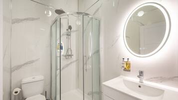 Dusj, hårføner og håndklær