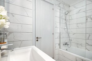 Dusche, Haartrockner, Handtücher