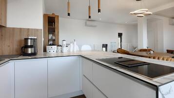 Frigorífic, microones, forn i placa de cuina