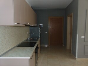 Apartamento | Cozinha privada | Geladeira, lava-louças, talheres/pratos/utensílios de cozinha