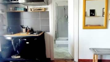 Fridge, stovetop, coffee/tea maker, electric kettle