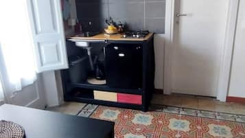 Fridge, stovetop, coffee/tea maker, electric kettle