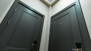 Dos puertas oscuras con los números 203 y 202.