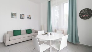 Apart Daire (1 Bedroom) | Oturma alanı | Televizyon 