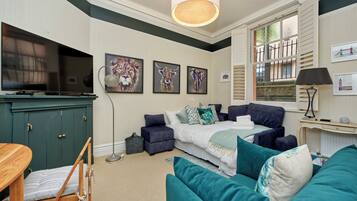 Apartment (1 Bedroom) | In-room dining