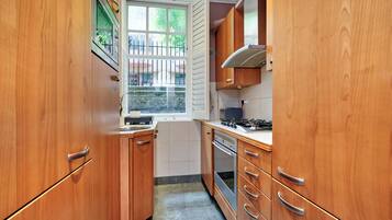 Apartment (1 Bedroom) | Private kitchen | Fridge, microwave, oven, stovetop