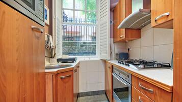 Appartement (1 Bedroom) | Privékeuken | Een koelkast, een magnetron, een oven, een kookplaat