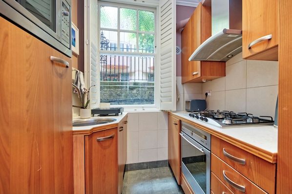 Apartment (1 Bedroom) | Private kitchen | Fridge, microwave, oven, stovetop