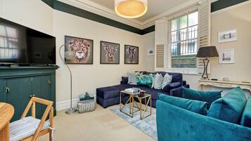 Huoneisto (1 Bedroom) | Oleskelualue | 32–tuumainen äly-TV, jossa digitaalikanavat