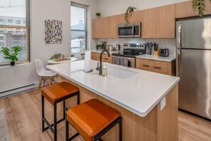 Een koelkast, een magnetron, een oven, een kookplaat