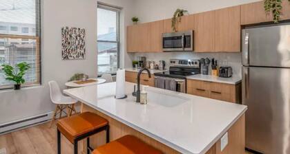 OTR by TQL, Findlay Mkt, Wifi, Sleeps 8, 3 Lux Queen Beds, 55in Smart TV, 2nd Fl