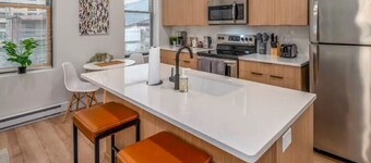 OTR by TQL, Findlay Mkt, Wifi, Sleeps 8, 3 Lux Queen Beds, 55in Smart TV, 2nd Fl