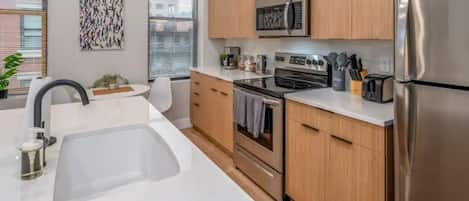 Kjøleskap, mikrobølgeovn, ovn og kokeplater