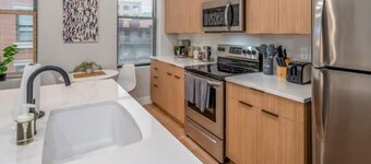 Prime OTR, Steps to TQL, Findlay Mkt, Light Rail, WiFi, 3 LUX Queen Beds, 55inTV