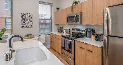 Prime OTR, Steps to TQL, Findlay Mkt, Light Rail, WiFi, 3 LUX Queen Beds, 55inTV