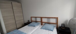 2 chambres, fer et planche à repasser, Wi-Fi, draps fournis