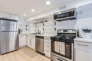 Køleskab, mikrobølgeovn, ovn, kogeplade