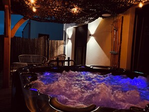 Outdoor spa tub - Pura Vida Spa - Gîte 4 Couchages Avec spa Privatif - Équipement Bébé sur Demande (Ecaillon)