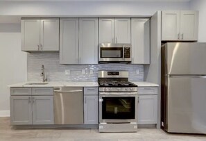 Kühlschrank, Mikrowelle, Ofen, Wasserkocher mit Kaffee-/Teezubehör