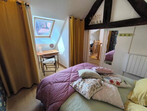Family Apartment, Courtyard View | 2 bedrooms, in-room safe, blackout drapes, free WiFi - Dodo et tartines The10-12 (Bayeux)