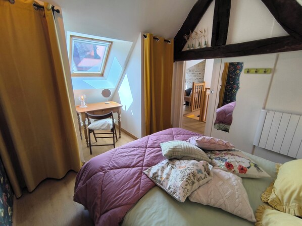 A bedroom with a bed, a desk, and a window. - Dodo et tartines The10-12 (Bayeux)
