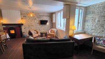 Appartement Familial, vue cour intérieure | Coin séjour