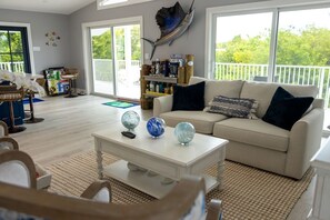 Smart-TV, Tischfußball, Stereoanlage