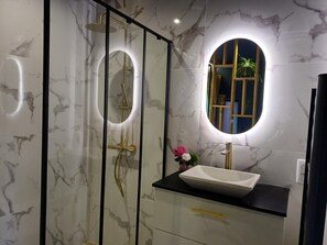Luxury Suite, 1 King Bed, Hot Tub, Hill View | Bathroom | Separate bathtub and shower, jetted bath, hydromassage showerhead - Belenos (Bligny sur Ouche)