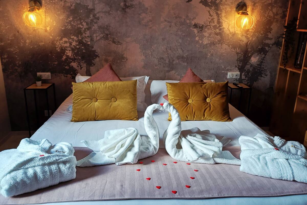 Luxury Suite, 1 King Bed, Hot Tub, Valley View | 1 bedroom, Egyptian cotton sheets, premium bedding, Select Comfort beds