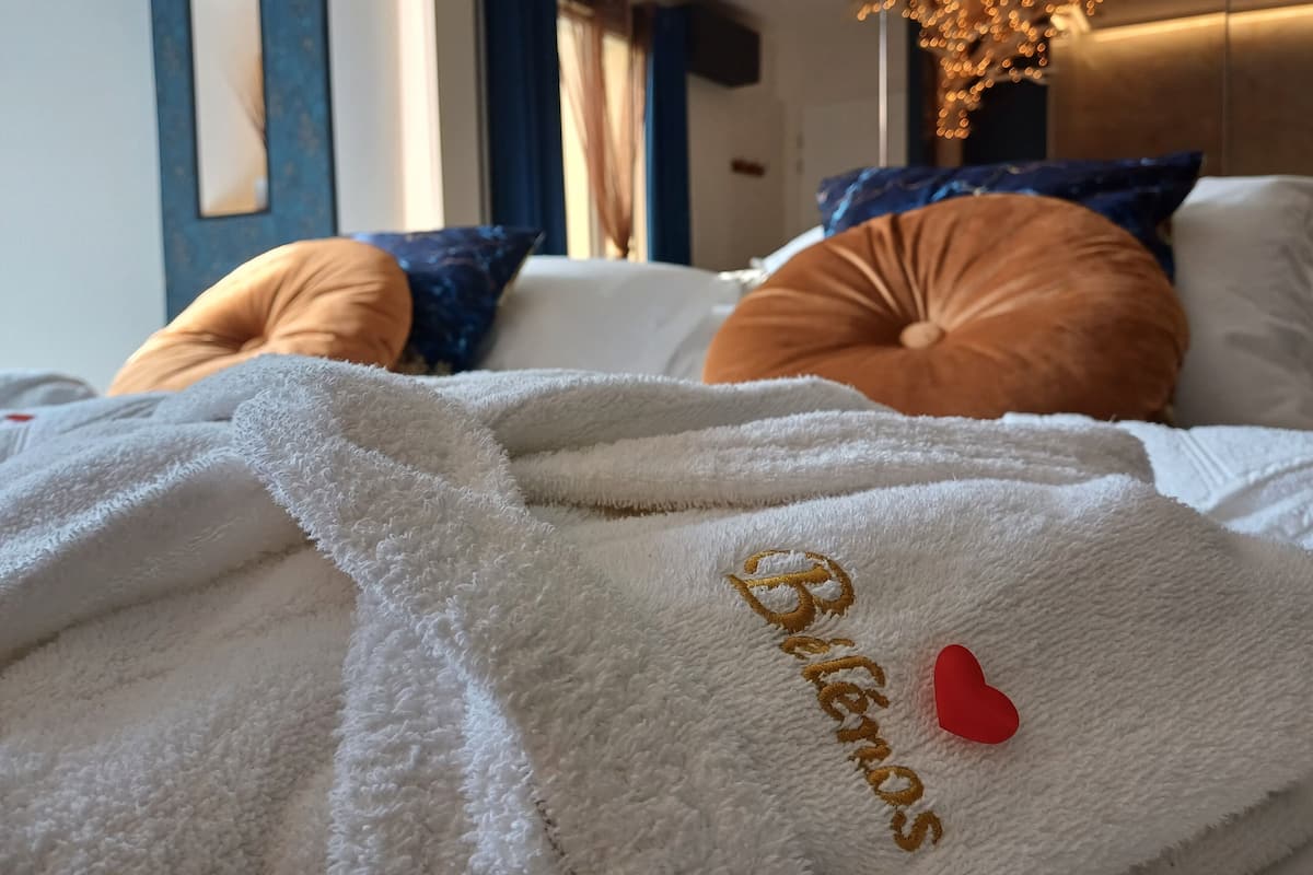 Studio Suite Cao cấp, 1 giường cỡ king, bồn tắm nước nóng, quang cảnh vườn | 1 phòng ngủ, bộ trải giường bằng vải cotton Ai Cập