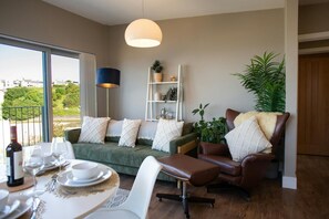 TV - Y Geraint Beach Apartment, Aberporth (Aberporth)