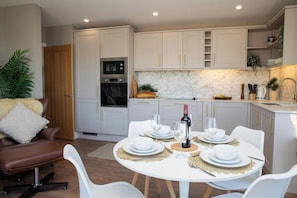 Dining - Y Geraint Beach Apartment, Aberporth (Aberporth)
