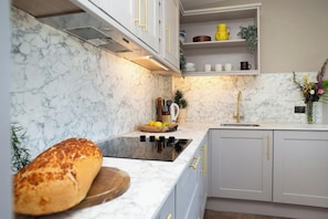 Fridge, oven, dishwasher, toaster - Y Geraint Beach Apartment, Aberporth (Aberporth)