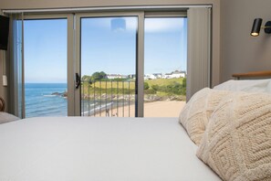 1 bedroom, free WiFi, bed sheets - Y Geraint Beach Apartment, Aberporth (Aberporth)