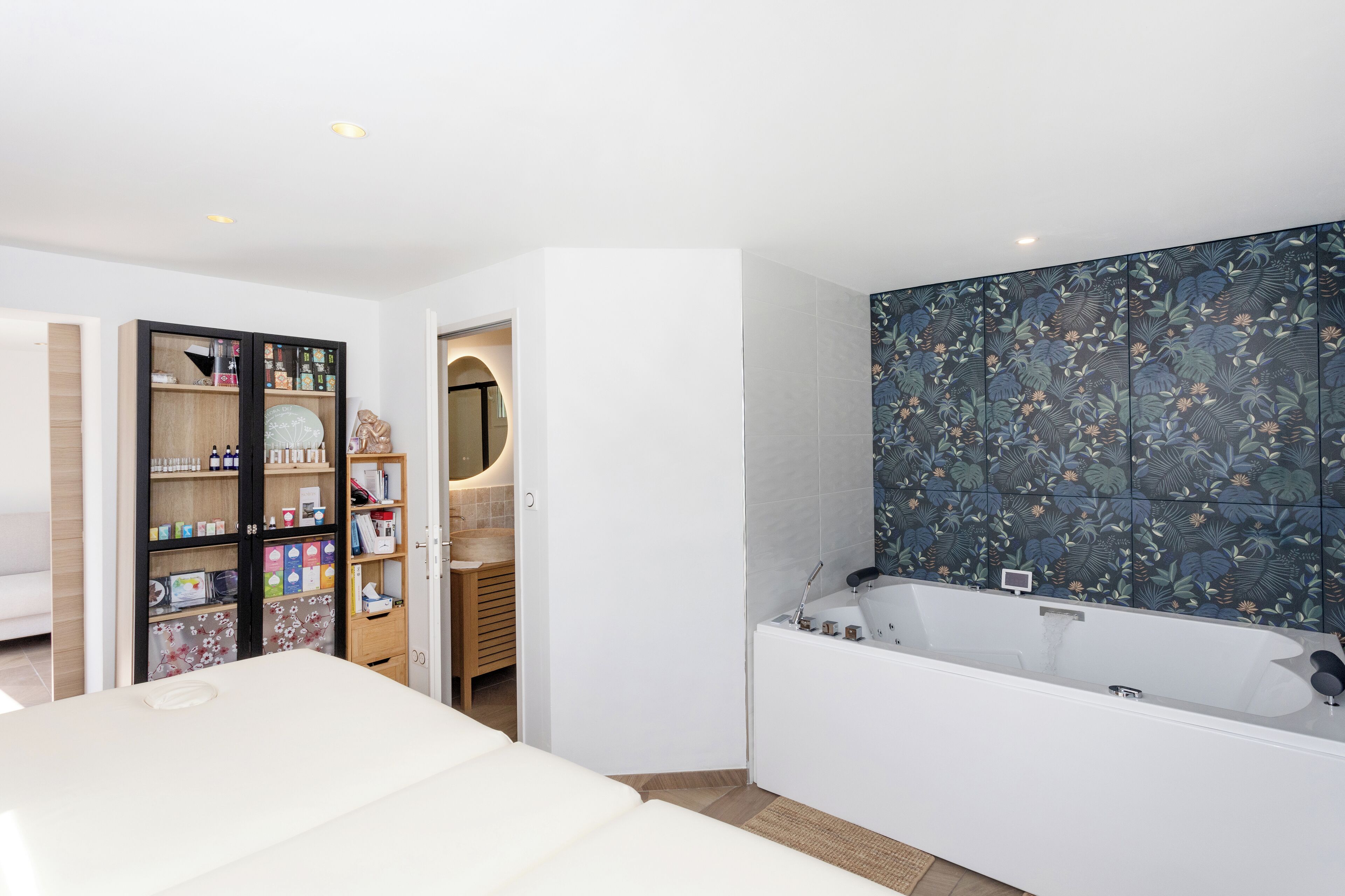 Vasca idromassaggio, asciugamani, sapone, carta igienica