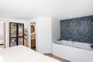 Whirlpool, Handtücher, Seife, Toilettenpapier