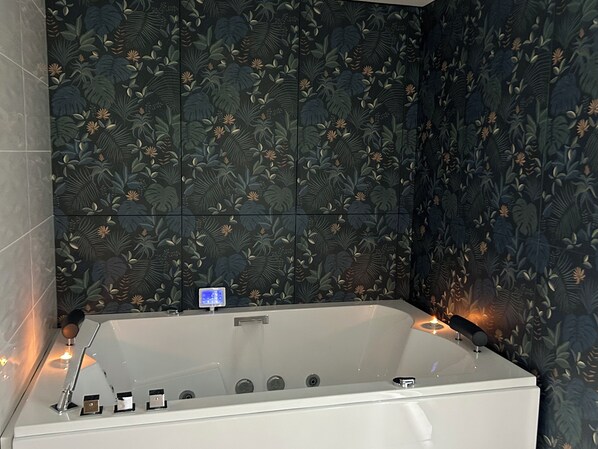 Whirlpool, Handtücher, Seife, Toilettenpapier