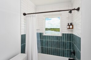 Haartrockner, Handtücher, Seife, Shampoo