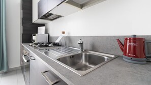 Kjøleskap, mikrobølgeovn, ovn og kokeplater